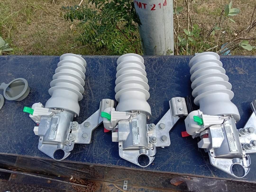Bộ khóa néo kèm sứ polymer