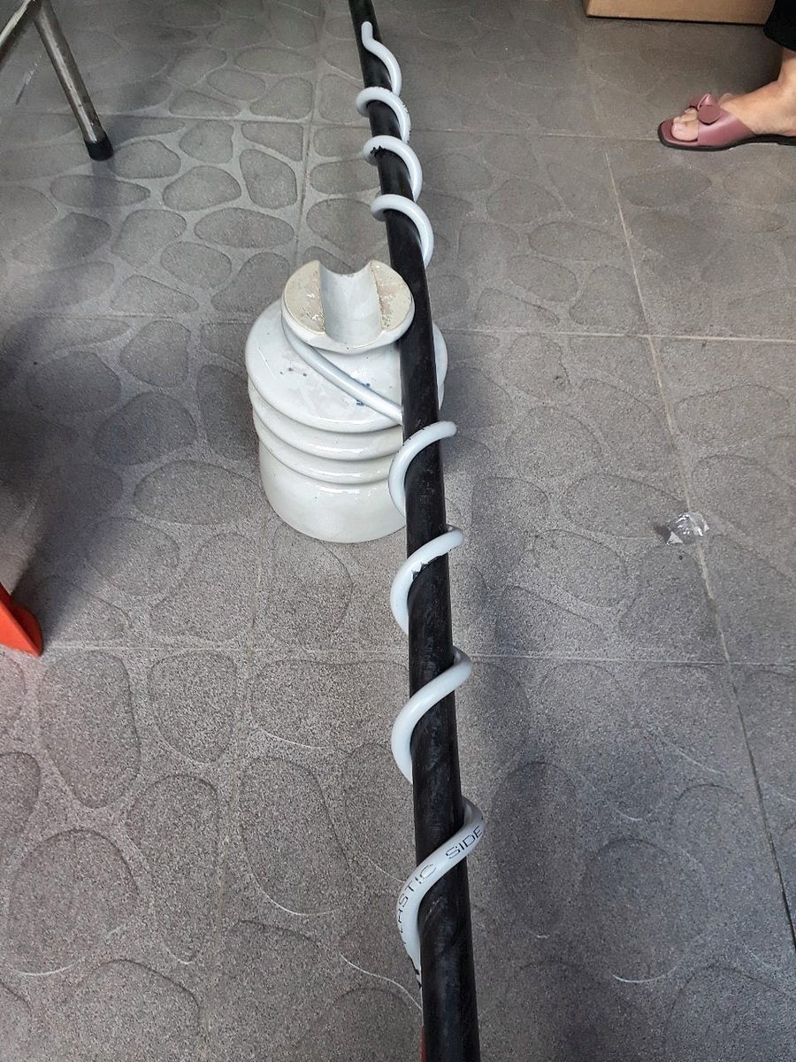 Giáp buộc đỉnh sứ đứng